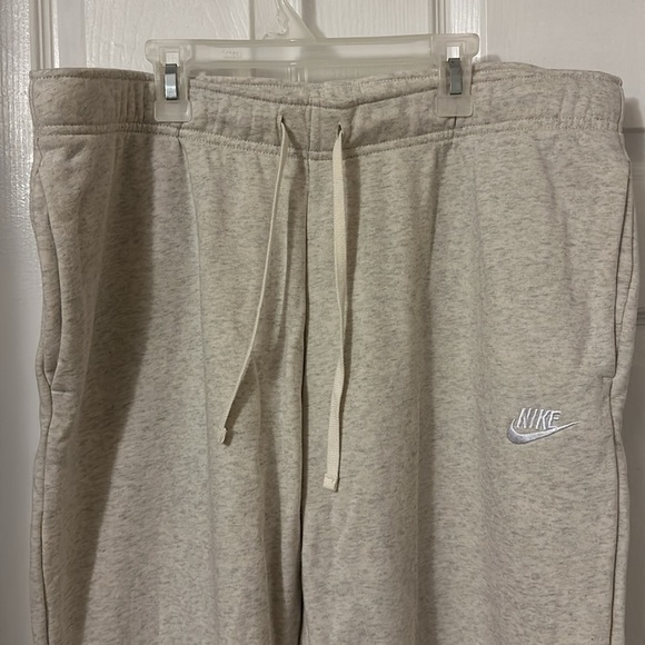 Nike Cream Club Fleece Nike Jogger Sweatpants - Picture 2 of 3